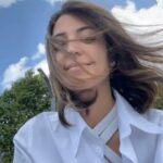 Mona Mosly Instagram - التأمل سلاح عرفت قوة مفعولة في السنوات الاخيرة اكتشفت انو مع سرعة الحياة و إنشغالتها مع همومها و أفراحها ننسى نوقف و ناخد فرصة نوعي بيها حالنا و نقوي فيها من بصيرتنا عشان نقدر نشوف فين كل موقف بيودينا وجمال كل معرفة و اثرها فينا وكيف وراء كل طيحة قصة نجاح تبكينا فرح و انو كل فرحة عشناها في الحقيقة استاهلناها و انو ببساطة حياتنا هيا ملكنا و نحنا الوحيدين اللي نقدر نعيشها و نشوف كل جوانبها و نختار كيف حتكون نظرتنا ليها كلام من القلب 💗