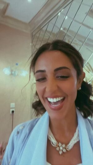 Mona Mosly Instagram - الشيف يقول لا تسوي شعرك بتصرفي فلوس الشركة🤣🤣🤣🤣 كل مرة يسوي فيلم 🤣🤣🤣🤣🤣