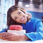 Mona Mosly Instagram - اكبر خيبات الامل لمن نستنا المقابل. في كل توقع نبنيه نكسر بدينا فية خاطرنا. لانو في الواقع كل احد مننا في اوقات متشابه يعدي في ظروف و مشاعر و مشاغل مختلفة تسبب في تغير طاقاتنا استوعبنا و رحمتنا فاتكون عطاءاتنا وردود افعالنا متغيرة حتى مع اقرب الناس لقلبنا .و يكون سهل علينا العتاب و الزعل بس الاصعب و الأصح التفهم و الاحتواء لانو اليوم انا احتاج .و بكرة احد تاني يحتاج .معادلة نكمل بيها بعض و نعاون بيها ارواح تستاهل بس ماتقدر تعبر كلام من القلب 💗