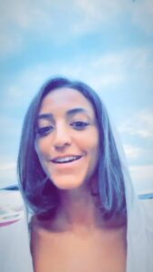 Mona Mosly Instagram - مااحب الطمع و لا احساسة بس في نوع طمع احبه علمت نفسي علية قريبا سميته طمع النظر يا اللللله كيف المناظر و الجمال الي في دي الدينا كبيييييير و مريح يخلي كل شيء لي طعم و معنى يخلينا نقدَّرَ اشياء بسيطة ماكانت تيجي على بالنا و نشوف صورة اشياء كبيرة اكبر من خيالنا اول ماشوووف منظر جمالي اجري زي الطفلة عشان اتاكد انو كل نقطة جمال دخلت قلبي و علمته الشكر والابداع كلام من القلب💗