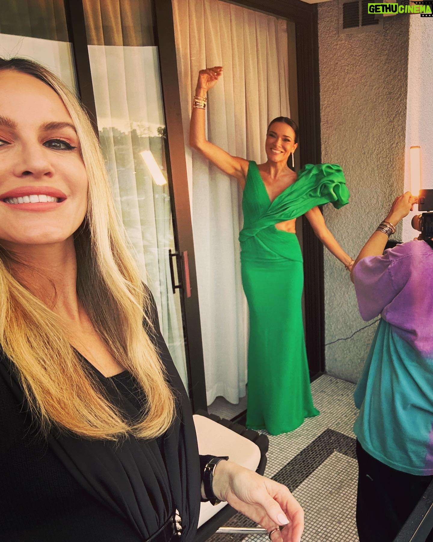 Monet Mazur Instagram - French exit at the @yellowjackets S2 premiere the other night celebrating my girl @simonekessell and your soon to be new favorite cult leader.🤘🏽🐝 🖤