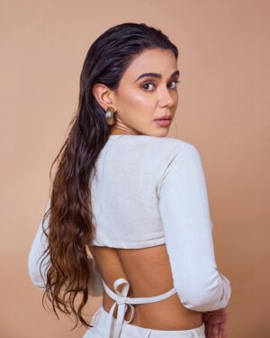Monica Chaudhary Instagram - Buying myself flowers today 💐

📸 @swapnil_clikz 
💄 @glamrbyrajvi 
💇🏻‍♀️ @shagufta_r_s_khan