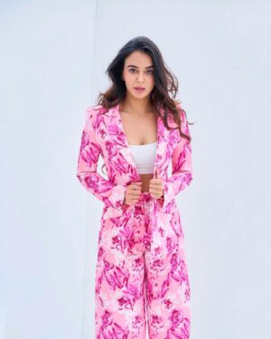 Monica Chaudhary Instagram - Swipe right to see reality 💕🤓

Photographed by @swapnil_clikz 
Styled by @shubhzparradise 
Wearing @mandirawirkhq 
Makeup by @thatmakeupmisfit 
Jewellery @timelessjewelsby_s
 @vblitzcommunications