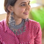 Monica Chaudhary Instagram - Canvas for the day ✍️ Artist @pragyapriyadarshini_ Captured beautifully by @whoisclicking Jewellery by @_rashandco_
