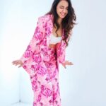 Monica Chaudhary Instagram - Swipe right to see reality 💕🤓 Photographed by @swapnil_clikz Styled by @shubhzparradise Wearing @mandirawirkhq Makeup by @thatmakeupmisfit Jewellery @timelessjewelsby_s @vblitzcommunications