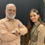 Monica Chaudhary Instagram - Met my guru after a really long time and this happened. I couldn’t stop myself from expressing my gratitude towards @arvindgaur_ sir. His contribution in my life and journey cannot be measured and expressed in words, yet I tried saying my bit. Thank you for being my mentor, my friend and my GURU From stage to silver screen, your students shine because of the values, work ethics and empathy you have taught them. Forever a part of Asmita Family ~ Monica Chaudhary @asmitatheatre_ @asmita.theatre