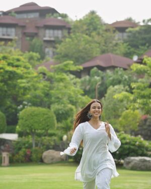 Monica Chaudhary Instagram - Days like this 🦜🤍

📸 @veer_photofactory

Wearing @bunaai