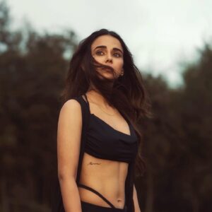 Monica Chaudhary Instagram - Just a little girl with big dreams🖤

@akshay.rao.visuals @shibu_shimmer @pritiemakeover3