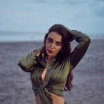 Monica Chaudhary Instagram – You Lookin’ at Me Lookin’ at You

📷 @akshay.rao.visuals 
💄 @shibu_shimmer 
💇‍♀️ @pritiemakeover3