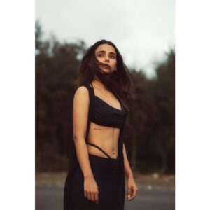 Monica Chaudhary Instagram - Just a little girl with big dreams🖤

@akshay.rao.visuals @shibu_shimmer @pritiemakeover3
