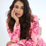 Monica Chaudhary Instagram - Before TJMM ➡️ After TJMM 🥹 Constantly smiling because of bharpoor pyaar 🥂🌸 Photographed by @swapnil_clikz Styled by @shubhzparradise Wearing @mandirawirkhq Jewellery @timelessjewelsby_s @vblitzcommunications HMU @thatmakeupmisfit