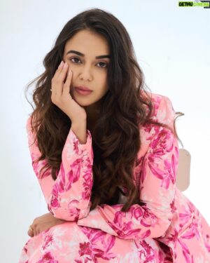 Monica Chaudhary Instagram - Before TJMM ➡️ After TJMM 🥹

Constantly smiling because of bharpoor pyaar 🥂🌸

Photographed by @swapnil_clikz 
Styled by @shubhzparradise 
Wearing @mandirawirkhq 
Jewellery @timelessjewelsby_s @vblitzcommunications 
HMU @thatmakeupmisfit