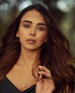 Monica Chaudhary Instagram - Guess what’s my new favourite song? 🥹

Photographed by @akshay.rao.visuals 
Make up by @shibu_shimmer 
Hair by @pritiemakeover3