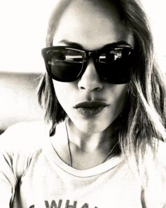 Monica Raymund Instagram - I took this selfie while filming tonight’s episode on HIGHTOWN! Watch now on @Starz APP @STARZplay #hightown