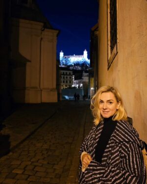 Monika Hilmerová Instagram - Aký je pre vás Silvester? Ste skôr z tých čo sa tešia z koncoročnej oslavy a vítania Nového roka alebo je pre vás ako iné dni? Ja ho radšej prežívam skôr tichšie, a tým nemyslím len, že bez petárd, to dúfam, že už naozaj prestane ohrozovať ľudí aj zvieratá. V hlave si vždy v tento posledný deň roka prechádzam čo všetko priniesol všeobecne, ale aj do môjho osobného života a ďakujem 🙏♥️ ale aj čo mi priniesol v práci a tiež ďakujem za všetko, za vašu úžasnú priazeň a spoločné zdielanie, za priazeň divákov v televíziách a v divadle, za naskúšanie nových hier v SND ako sú "Koncert na želanie" a tiež "Budete mať luft!" a za natáčanie úspešných seriálov ako je "Dunaj, k vašim službám!" a v Česku kriminálny seriál "Odznak Vysočina". Nádherné projekty, ktoré si získali aj v Česku aj na Slovensku toľkých priaznivcov a priniesli mi do života úžasných kolegov 😘♥️ 
Prajem vám, nech dnes prežijete Silvestra ako si želáte a nech ten ďalší rok prinesie všetkým len to najlepšie, najmä blízkosť vašich milovaných, zdravie, dobro ♥️

#2024