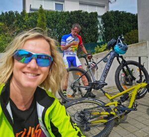 Monika Hilmerová Instagram - Dobicyklované na dnes a dosúťažené na dlho 😂 Aspoň pre Jara to tak vyzerá 😂 ,lebo mne e-bike vydrží cez 100km, ale Jarove nohy neviem 😜 takže môžem aj nabudúce 😂

#bycicle #kellysbikes #spolupraca
@kellysbikes