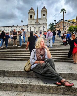 Monika Hilmerová Instagram - Rím ja aj @jarobekr milujeme, viackrát sme v ňom boli a už dlho sme deťom hovorili o jeho pamiatkach a sľúbili sme im, že tam raz pôjdeme spoločne s nimi. Teraz poĉas jesenných prázdnin bol ideálny čas pochodiť s nimi Rím. Je už v podstate po sezóne, ĉiže pomenej ľudí a ak sa zadarí, je ešte stále pekné počasie. To prvé sa úplne nevydarilo, ľudí bolo stále veľa, ale to druhé vyšlo na jedničku 😉 Videli sme všetky klasické pamiatky ako Colosseo, Palatin, Forum Romanum, Španielske schody, Pantheon, Vatikán a hoci už som bola dosť uchodená, Jaro nás prehovoril, aby sme si zašli ešte ku 28m vysokému Claudiovmu akvaduktu, úžasnej stavbe. Nachádza sa v Parku akvaduktov - Parco degli Acquedotti, kde sú pozostatky siedmich akvaduktov, ktore privádzali vodu do Ríma. Ale asi naväčším zážitkom bola prehliadka Colossea, kde sme mali šťastie na úžasne pútavý výklad jednoznačne najlepšej sprievodkyne akú som kedy zažila. No a samozrejme sme si v Ríme vychutnali aj pizzu, cestoviny a vynikajúcu taliansku zmrzlinu 😉 Druhú časť výletu sme sa presunuli na Sicíliu do Palerma, kde sme boli s Jarom pár dní v lete a zamilovali sme si starobylú atmosféru tohto južanského mesta. Tu to bolo už iba o oddychu, ale keďže sme vychytili pomerne vysoké teploty, jeden deň bolo dokonca 35°C, tak sme sa stihli aj kúpať v mori. Dýchlo na nás ešte leto, ako taká rozlúčka a za silnej búrky a lejaku sme sa šťastne vrátili domov 😉☀️

#travel #🇮🇹 #❤️