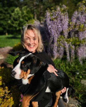Monika Hilmerová Instagram - Včerajšie ☀️ ale stále zima....preto mám tento kožušinový termofor 😉❤️ 

#greaterswissmountaindog