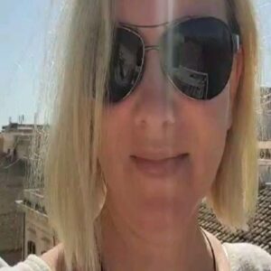 Monika Hilmerová Instagram - Posledný letný víkend pred začiatkom točenia 3.série krimi seriálu Odznak Vysočina sme vybehli s kamarátmi na pár dní na Sicíliu. Bývali sme v Palerme. Mesto s úžasnou atmosférou, pamiatkami, ale aj mestskými pieskovými plážami, ktoré sú síce plné ľudí, ale s úplne čistou a tak teplou vodou, že dokonca aj Jaro sa kúpal a to už je čo povedať 😂. Cestou do Agrigento sme sa samozrejme museli zastaviť v Corleone kvôli obľúbenému filmu Krstný otec (tak ako pri Teatro Massimo, tretej najväčšej opere po Paríži a Viedni, kde sa na schodoch točila záverečná scéna posledného dielu tejto trilógie). V Agrigento sa oplatí vidieť Turecké schody a samozrejme úžasné pamiatky v Archeologickom parku Údolie chrámov. Tu iba jednu poznámku, pri otváracích hodinách sa neriaďte Googlom, ktorý píše, že je otvorené do 18tej. My sme išli napriek tomu a zistili sme, že sú otvorení do 23.00hod. Má to ešte jednu výhodu, a to že tam nie ste v tom najväčšom výpeku ☀️ a tiež, keď zapnú večerné osvetlenie je počuť iba tiché "wau" ktoré si každý návštevník vtedy povie 😉 
Sicília je iné Taliansko ako poznám. Je drsná, chudobnejšia ako sever Talianska, ale je veľmi krásna, s úchvatnou atmosférou a určite stojí za návštevu ❤️

#travel #sicily