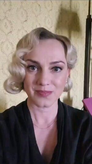 Monika Hilmerová Instagram - Točíme ďalšiu sériu...tak vám predstavím Vilmin byt, korý som si spríjemnila fotkami mojich skutočných starých rodičov, z roku 1939 😉❤️

#dunajkvasimsluzbam
@tvmarkizaofficial