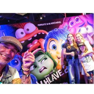 Monika Hilmerová Instagram - A je to tu! Pokračovanie mojej asi najobľúbenejšej rozprávky od Walta Disneyho V hlave 2!! V prvom dieli som asi pred 9.rokmi dabovala ešte spolu s mojou vtedy asi 5 ročnou dcérou Zarou, ktorá dabovala malú Riley. A od dnešného dňa je premiérovo v kinách V hlave 2 a ja som opäť s nesmiernou radosťou nadabovala práve postavu Radosť 😉 Dávno ma v práci nič tak netešilo ako práve tento dabing ☺️♥️ Je to namáhavá práca, lebo postava Radosť ide celým príbehom s brutálnym nasadením a energiou, v každej sekunde je schopná strihnúť rôzne intonácie, a tak som strávila dosť veľa hodín v štúdiu Noise, ale veľmi ma to bavilo. Najmä keď som bola s takým super tímom pri tejto rozprávke a keď nám všetkým záležalo, aby bol výsledok čo najlepší, a tak sme sa vyhrali do detailov so všetkým. Myslím, že sa nemýlim, že sa to všetkým vydarilo a výsledok stojí za to. Pribudli aj nové vtipné postavičky, emócie, ktoré prichádzajú s dospievaním 👍 Ďakujem zo srdca a veľmi vám všetkým odporúčam ísť na to do kina, nielen deťom, ale aj dospelým. Zasmejete sa a aj sa nie lacno dojmete a oceníte múdrosť a nadčasovosť tejto nádhernej rozprávky, mojej srdcovky ♥️

@cinemart.sk @nin_fm @noiseartillery #actorslife