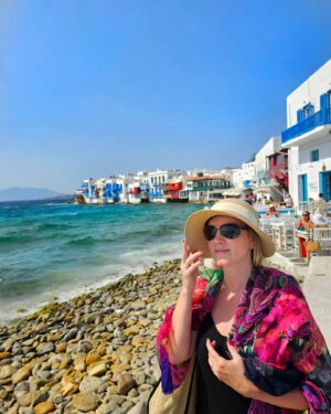 Monika Hilmerová Instagram - Ostrov Mykonos asi zvlášť netreba predstavovať. Má klasicky pekné pláže, v centre nádherné malé uličky s typickou gréckou architektúrou a reštauráciami, barmi, krásnymi obchodíkmi. Na môj vkus tam teraz bolo trochu moc ľudí a čulý ruch až do noci, ale to naopak môže niekomu vyhovovať. 
Už v Aténach nám taxikár poradil výlet na ostrov Dilos, alebo inak Délos. Podľa gréckej mytológie sa tam narodili bohovia Apolón a Artemis. Krátka cesta cca 20min loďou z Mykonosu a ste na mieste. Prehliadka samotného ostrova, vykopávok mesta a múzea netrvá dlho, ale určite stojí za to! 
Je to veľmi malý ostrov, ale čo sa týka histórie starého Grécka, je to ostrov s významným rozsiahlym archeologickým náleziskom. Prví usadlíci tam prišli už 3000 rokov pred našim letopočtom. Fascinovalo ma chodiť tými uličkami a obdivovala som tam úchvatné stĺpy, terasy, obydlia, mozaikové podlahy. Uchvátil ma aj amfiteáter, kde sa hrávalo divadlo. Pred tak dávnym časom a stále tam stojí ako tichý majestátny dôkaz, že kultúra mala pre grécky národ dôležité postavenie už vtedy. Ožívali mi v predstavivosti výjavy ako to asi v tom meste vyzeralo a žilo pred tisíckami rokov a z ostrova som odchádzala s nadšeným pocitom a plná obdivu ❤️🇬🇷