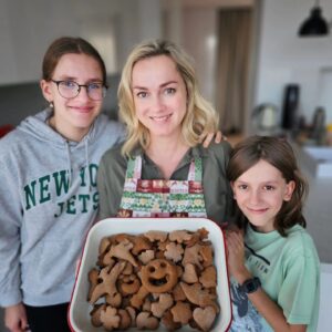 Monika Hilmerová Instagram - Perníky napečené😊 Mám rada tieto chvíle pred Vianocami, keď pečieme s deťmi. Tie prípravy okolo, sviatočná atmosféra, pustené vianočné piesne a samotné čakanie na výsledky. Aby krásy nebolo málo, v tej snahe, aby bolo všetko "dokonalé" ako z časopisu, som sa ešte aj rozčúlila kvôli nejakej hlúposti, ako že cesto sa mi hneď nevydarilo, alebo že deti si fičali popri pečení ešte na ich malých vzájomných doťahovaniach, a tak nevnímali čo im hovorím a mne na chvíľu praskli nervy a hneď ma to samozrejme mrzelo 😅 Ale skutočný život chvalabohu nie je ako z časopisu a aj preto je úžasný, aj s nejakými nepodarkami a verím, že možno práve vďaka nim. Takže nezúfajme, keď sa nám občas nevydaria naše snahy, nakoniec sa na tom ešte spolu zasmejeme 😍Výsledok stál za to. Tento rok sme perníčky robili bez zdobenia, lebo všetci sme sa zhodli, že takto nám najviac chutia. Tak teraz už len dúfať, že perníky do Vianoc vydržia lebo inak budem musieť znova piecť 🤣😉

#vianoce #rodina #❤️