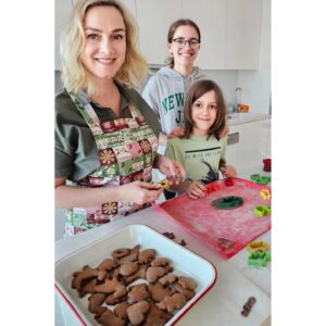 Monika Hilmerová Instagram - Perníky napečené😊 Mám rada tieto chvíle pred Vianocami, keď pečieme s deťmi. Tie prípravy okolo, sviatočná atmosféra, pustené vianočné piesne a samotné čakanie na výsledky. Aby krásy nebolo málo, v tej snahe, aby bolo všetko "dokonalé" ako z časopisu, som sa ešte aj rozčúlila kvôli nejakej hlúposti, ako že cesto sa mi hneď nevydarilo, alebo že deti si fičali popri pečení ešte na ich malých vzájomných doťahovaniach, a tak nevnímali čo im hovorím a mne na chvíľu praskli nervy a hneď ma to samozrejme mrzelo 😅 Ale skutočný život chvalabohu nie je ako z časopisu a aj preto je úžasný, aj s nejakými nepodarkami a verím, že možno práve vďaka nim. Takže nezúfajme, keď sa nám občas nevydaria naše snahy, nakoniec sa na tom ešte spolu zasmejeme 😍Výsledok stál za to. Tento rok sme perníčky robili bez zdobenia, lebo všetci sme sa zhodli, že takto nám najviac chutia. Tak teraz už len dúfať, že perníky do Vianoc vydržia lebo inak budem musieť znova piecť 🤣😉

#vianoce #rodina #❤️