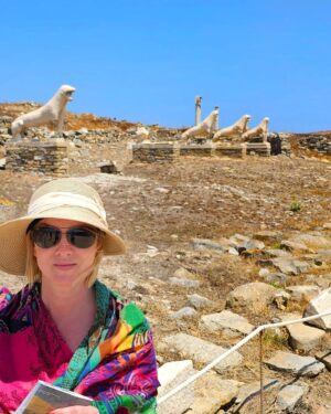 Monika Hilmerová Instagram - Ostrov Mykonos asi zvlášť netreba predstavovať. Má klasicky pekné pláže, v centre nádherné malé uličky s typickou gréckou architektúrou a reštauráciami, barmi, krásnymi obchodíkmi. Na môj vkus tam teraz bolo trochu moc ľudí a čulý ruch až do noci, ale to naopak môže niekomu vyhovovať. 
Už v Aténach nám taxikár poradil výlet na ostrov Dilos, alebo inak Délos. Podľa gréckej mytológie sa tam narodili bohovia Apolón a Artemis. Krátka cesta cca 20min loďou z Mykonosu a ste na mieste. Prehliadka samotného ostrova, vykopávok mesta a múzea netrvá dlho, ale určite stojí za to! 
Je to veľmi malý ostrov, ale čo sa týka histórie starého Grécka, je to ostrov s významným rozsiahlym archeologickým náleziskom. Prví usadlíci tam prišli už 3000 rokov pred našim letopočtom. Fascinovalo ma chodiť tými uličkami a obdivovala som tam úchvatné stĺpy, terasy, obydlia, mozaikové podlahy. Uchvátil ma aj amfiteáter, kde sa hrávalo divadlo. Pred tak dávnym časom a stále tam stojí ako tichý majestátny dôkaz, že kultúra mala pre grécky národ dôležité postavenie už vtedy. Ožívali mi v predstavivosti výjavy ako to asi v tom meste vyzeralo a žilo pred tisíckami rokov a z ostrova som odchádzala s nadšeným pocitom a plná obdivu ❤️🇬🇷