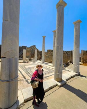 Monika Hilmerová Instagram - Ostrov Mykonos asi zvlášť netreba predstavovať. Má klasicky pekné pláže, v centre nádherné malé uličky s typickou gréckou architektúrou a reštauráciami, barmi, krásnymi obchodíkmi. Na môj vkus tam teraz bolo trochu moc ľudí a čulý ruch až do noci, ale to naopak môže niekomu vyhovovať. 
Už v Aténach nám taxikár poradil výlet na ostrov Dilos, alebo inak Délos. Podľa gréckej mytológie sa tam narodili bohovia Apolón a Artemis. Krátka cesta cca 20min loďou z Mykonosu a ste na mieste. Prehliadka samotného ostrova, vykopávok mesta a múzea netrvá dlho, ale určite stojí za to! 
Je to veľmi malý ostrov, ale čo sa týka histórie starého Grécka, je to ostrov s významným rozsiahlym archeologickým náleziskom. Prví usadlíci tam prišli už 3000 rokov pred našim letopočtom. Fascinovalo ma chodiť tými uličkami a obdivovala som tam úchvatné stĺpy, terasy, obydlia, mozaikové podlahy. Uchvátil ma aj amfiteáter, kde sa hrávalo divadlo. Pred tak dávnym časom a stále tam stojí ako tichý majestátny dôkaz, že kultúra mala pre grécky národ dôležité postavenie už vtedy. Ožívali mi v predstavivosti výjavy ako to asi v tom meste vyzeralo a žilo pred tisíckami rokov a z ostrova som odchádzala s nadšeným pocitom a plná obdivu ❤️🇬🇷