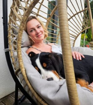 Monika Hilmerová Instagram - Si to užívam, kým ho vládzem zdvihnúť 😀

#greaterswissmountaindog