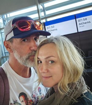 Monika Hilmerová Instagram - Aj keď nechtiac, presne v duchu hesla: Je nám teplo? Tak ideme do ešte vačšieho tepla...Atény a ich aktuálnych 45°C v tieni. Tak teplo, že včera radšej zatvorili Akropolu pre verejnosť 😉 Vrátila som sa z dovolenky s rodinou z môjho milovaného Grécka, kde sme okrem Atén pochodili rôzne ostrovy. Budem sa dobíjať tou energiou a postnem sem nejaké naše foto spomienky 
☀️🇬🇷❤️