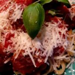 Monika Absolonová Instagram – Meatballs pasta – Testoviny s masovymi koulemi 2. Díl

500g mleteho hovezi
1 vejce
1 balení krekry – TUC
3 stružky česneku
1,5 cibule
100 g panchety nebo slaniny
200 g parmezanu
Sul 
Pepr
Oregano – sušené
Bazalka – čerstvá 
petrzel hladkolista
2 konzervy sekanych rajcat
1 lžice cukru krupice
Cervene vino kvalitní
olovový olej 
1 baleni testovin Linguine Nebo Fetucine

#spoluprace
#todobrezacinaunas
#billa
#veceresbillou
#tetaMonavarisBillou
@billa_cz 
@aleshama73