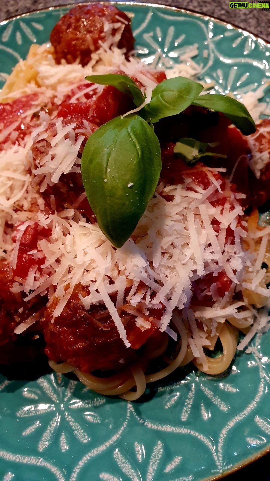 Monika Absolonová Instagram - Meatballs pasta - Testoviny s masovymi koulemi 2. Díl 500g mleteho hovezi 1 vejce 1 balení krekry - TUC 3 stružky česneku 1,5 cibule 100 g panchety nebo slaniny 200 g parmezanu Sul Pepr Oregano - sušené Bazalka - čerstvá petrzel hladkolista 2 konzervy sekanych rajcat 1 lžice cukru krupice Cervene vino kvalitní olovový olej 1 baleni testovin Linguine Nebo Fetucine #spoluprace #todobrezacinaunas #billa #veceresbillou #tetaMonavarisBillou @billa_cz @aleshama73