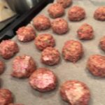 Monika Absolonová Instagram – Meatballs pasta – Testoviny s masovymi koulemi 1. Díl 

500g mleteho hovezi
1 vejce
1 balení krekry – TUC
3 stroužky čseneku
1,5 cibule
100 g panchety nebo slaniny
200 g parmezanu
Sul 
Pepr
Oregano – sušené
Bazalka – čerstvá 
petrzel hladkolista
2 konzervy sekanych rajcat
1 lžice cukru krupice
Cervene vino kvalitní
olovový olej 
1 baleni testovin Linguine Nebo Fetucine

#spoluprace
#todobrezacinaunas
#billa
#veceresbillou
#tetaMonavarisBillou
@billa_cz 
@aleshama73
