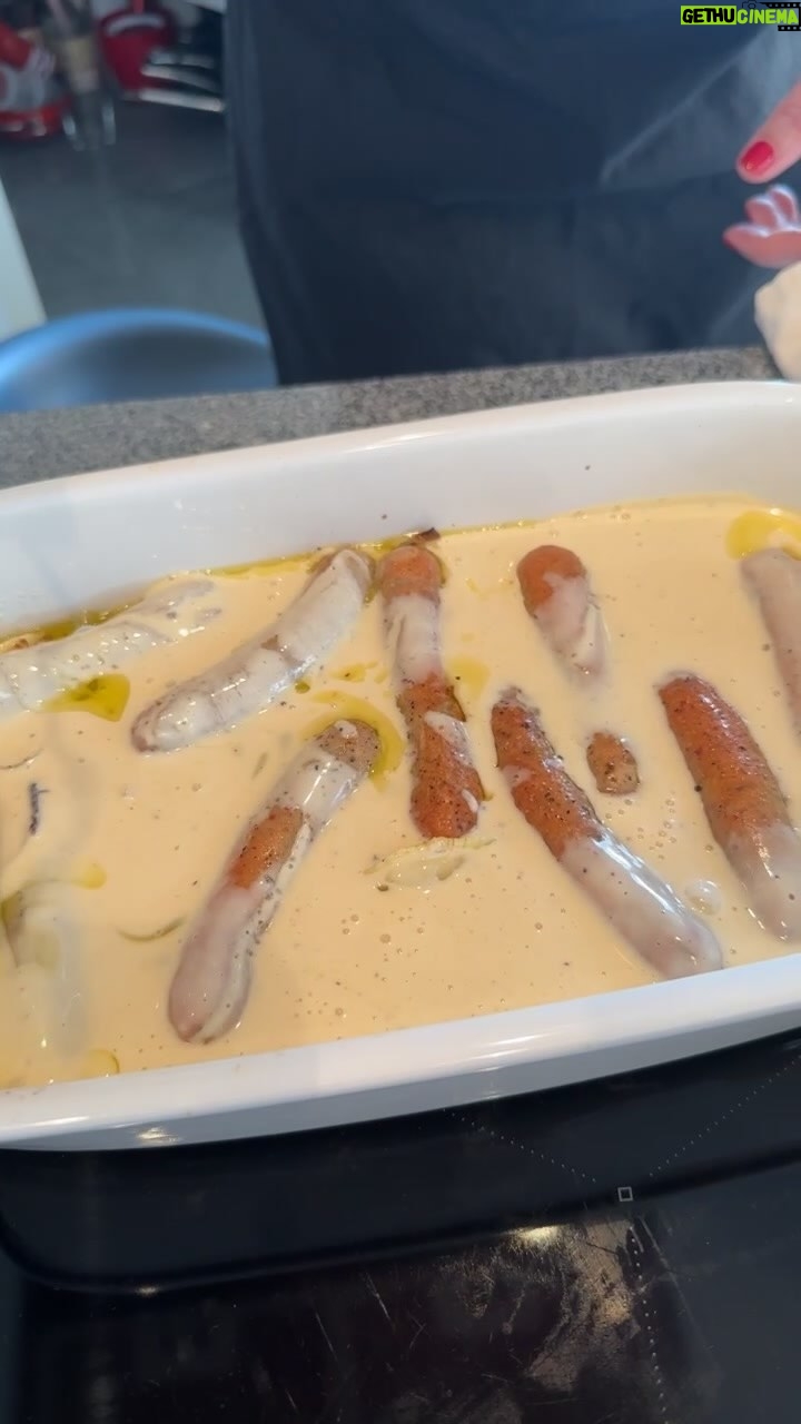 Monika Absolonová Instagram - Ropuchy v díře I.část 4 ks klobásy (čerstvá, např. vinná, vepřová grilovací…) 2 ks cibule 2 polévkové lžíce olivového oleje sůl pepř 150 g pšeničné hladké mouky 1 polévková lžíce dijonské hořčice 2 ks vajec 300 ml mléka #spoluprace #todobrezacinaunas #tetaMonavari @billa_cz