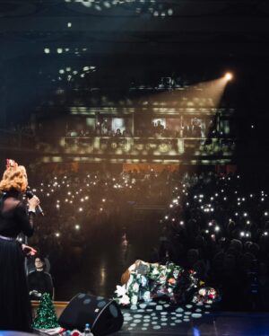 Monika Absolonová Instagram - Krasny ctvrtek! A ja mam az do 2.1. 2024 volno! To si spolecne zavarime! Ale pred tim budu dekovat❤️ moc dekuju @filipvanek a @zooz_ie za to, ze vzdy vymysli, abych mela hezke saty k dane prilezitosti a citila se v nich dobre🙏🙏🙏❤️❤️❤️tentokrat jsem mela oboje saty do Luceren od me milovane @tatianakovarikova 🙏jedny na me jeste uvidite, druhe uz jsem vratila, ale byly bozi! Oblicej a vlasy mi vytvorila @ivanatoky ❤️❤️❤️a nehty @jf_nails_studio … a zitra budu v dekovani pokracovat. Ted jdu delat snidani klukum a namacet rozinky s mandlema! Pac uz se to blizi!!! Vanoce❤️❤️❤️❤️🎄🎄🎄🎄🎄🎄🎄🎄🎄🎄🎄🎄🎄🎄a foto z Lucerny @jitkaphotography