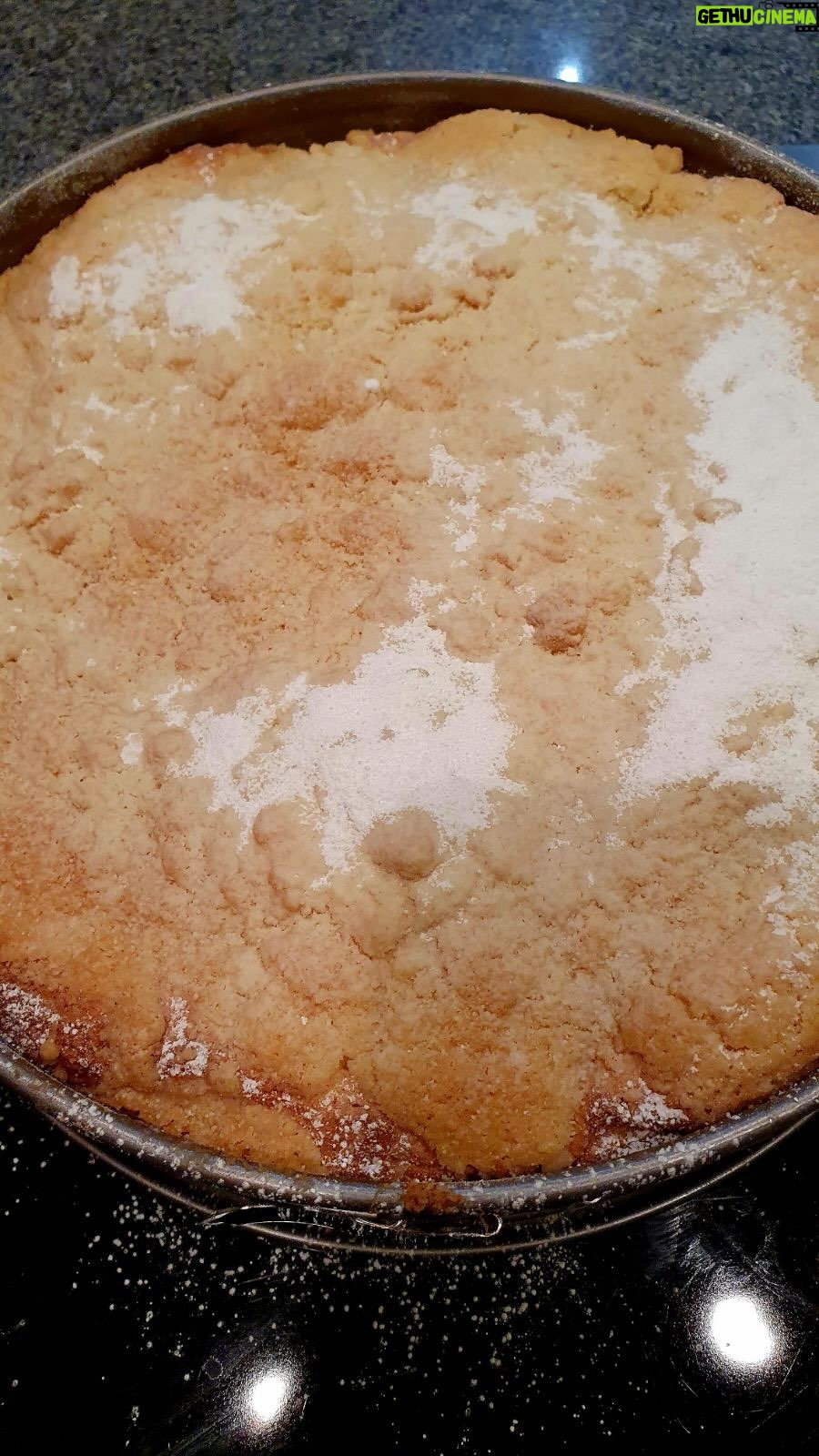 Monika Absolonová Instagram - Drobenkový koláč s jablky 2 hrnky hladké mouky ⅔ hrnku krupicového cukru lžička kypřicího prášku do pečiva 125 g másla 3 ks jablka 2 ks vejce 1 hrnek smetany ke šlehání ½ hrnku zakysané smetany (jogurtu) ½ hrnku třtinového cukru ½ ks vanilkového lusku špetka soli moučkový cukr na posypání NA DROBENKU ½ hrnku polohrubé mouky ⅓ hrnku krupicového cukru špetka skořice špetka soli 125 g másla #spoluprace #billa #tetamonavari #pecemesbillou @billa_cz