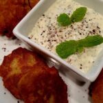 Monika Absolonová Instagram - Cizrnové placičky s raitou Těsto 1 plechovka cizrny 1 vejce 1 stroužek česneku 1 lžička římského kmínu 25 g strouhaného parmezánu 30 g hladké mouky 1 lžíce nasekané petržele 2 lžíce vody sůl, pepř Dresink 1 kelímek bílého jogurtu 1 menší kus salátové okurky 1 lžička římského kmínu 1 lžička Garam masala 1 lžíce čerstvé máty Citrónová šťáva Extra panenský olivový olej Sůl #spoluprace #billa #kdyjdeojidlomyslimenavse #gustoacademy @billa_cz