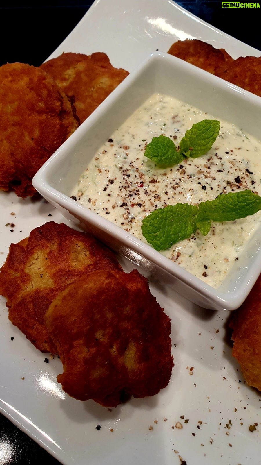 Monika Absolonová Instagram - Cizrnové placičky s raitou Těsto 1 plechovka cizrny 1 vejce 1 stroužek česneku 1 lžička římského kmínu 25 g strouhaného parmezánu 30 g hladké mouky 1 lžíce nasekané petržele 2 lžíce vody sůl, pepř Dresink 1 kelímek bílého jogurtu 1 menší kus salátové okurky 1 lžička římského kmínu 1 lžička Garam masala 1 lžíce čerstvé máty Citrónová šťáva Extra panenský olivový olej Sůl #spoluprace #billa #kdyjdeojidlomyslimenavse #gustoacademy @billa_cz