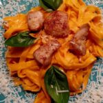 Monika Absolonová Instagram – Těstoviny s rajčaty a fetou

750 g cherry rajčat
350 g feta sýru
čerstvá bylinka
olivový olej 
máslo
sůl, pepř
parmezán na posypání 
těstoviny (ideálně čerstvé) 
800g masa krůta

#spoluprace
#billabonusclub 
#kdyzjdeojidlomyslimenavse 
#billa
#spoluprace 
#losy
@billa_cz