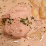 Monika Absolonová Instagram - Kuře se smetanovou omáčkou, žampiony a gnocchi 990 g kuřecích prsou 4 polévkové lžíce olivového oleje a 1/4 másla 1 ks cibule nakrájená nadrobno 200 g žampiónů 2 stroužky česneku 2 hrsti kadeřávku nebo kapusta či špenát 3 snítky tymiánu 1 čajová lžička oregana 450 ml kuřecího vývaru 400 ml smetany ke šlehání 30% 500 g bramborových gnocchi 100 g mozzarelly ½ hrnku parmezánu sůl pepř #spoluprace #todobrezacinaunas #billa #tetaMonavarisBillou @billa_cz