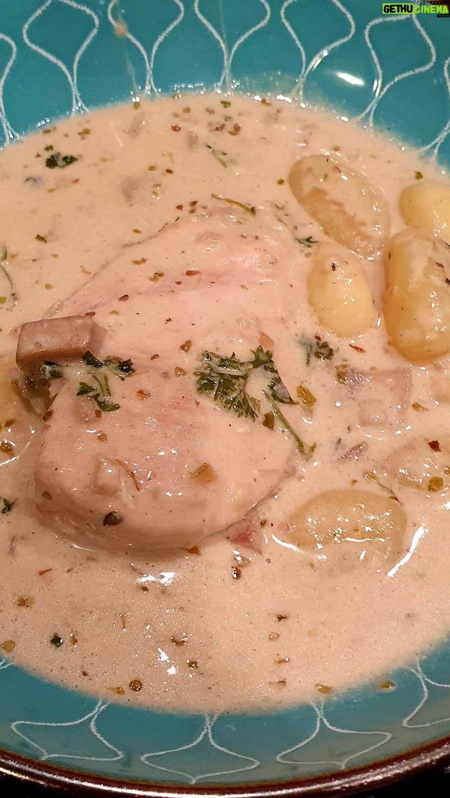Monika Absolonová Instagram - Kuře se smetanovou omáčkou, žampiony a gnocchi 990 g kuřecích prsou 4 polévkové lžíce olivového oleje a 1/4 másla 1 ks cibule nakrájená nadrobno 200 g žampiónů 2 stroužky česneku 2 hrsti kadeřávku nebo kapusta či špenát 3 snítky tymiánu 1 čajová lžička oregana 450 ml kuřecího vývaru 400 ml smetany ke šlehání 30% 500 g bramborových gnocchi 100 g mozzarelly ½ hrnku parmezánu sůl pepř #spoluprace #todobrezacinaunas #billa #tetaMonavarisBillou @billa_cz