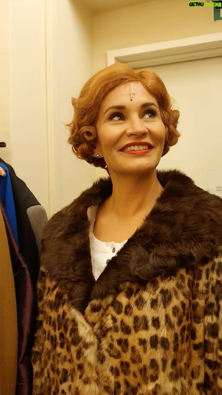 Monika Absolonová Instagram - Z šatny rovnou na prkna, která znamenají Funny Girl 😍 #zakulisi #muzikal #funnygirl #studiodva #divadlo #monikaabsolonova @monika_absolonova