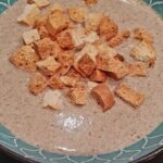 Monika Absolonová Instagram - Žampionový krém 160g másla 1x malá cibule 500g čerstvých celých žampiónů 2x zeleninový bujon Knorr 200 ml smetany 1 l vody Sůl Pepř Kmín drcený 3x obyčejná houska #spoluprace #todobrezacinaunas #billaklub #tetaMonavari #varenisbillou @billa_cz @naroznypetrjr @moujewelcz