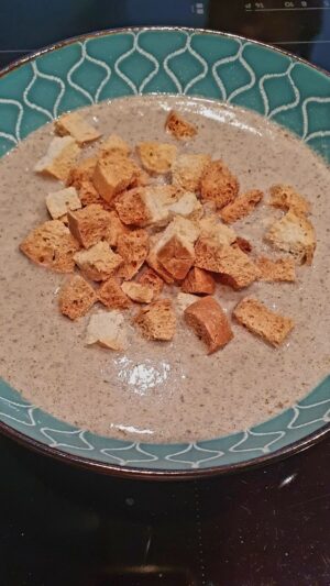 Monika Absolonová Instagram - Žampionový krém

160g másla
1x malá cibule
500g čerstvých celých žampiónů 
2x zeleninový bujon Knorr
200 ml smetany
1 l vody
Sůl
Pepř
Kmín drcený
3x obyčejná houska

#spoluprace
#todobrezacinaunas
#billaklub
#tetaMonavari
#varenisbillou
@billa_cz 
@naroznypetrjr 
@moujewelcz