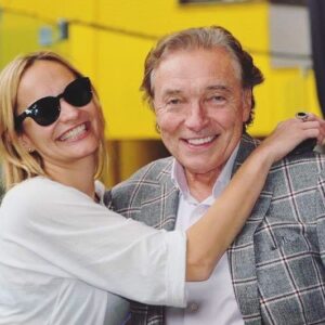 Monika Absolonová Instagram - Vsem Kajum vse nej! Tuhle fotku mam strasne rada! Je z koncertniho turne co jsem s Kajou mela cest jet… a protoze byla 2.11. i pamatka zesnulych… tak Vas prosim Kajo pozdravujte tam nahore vsechny❤️my na ne tady nezapomneli🙏😔🕯️🕯️🕯️