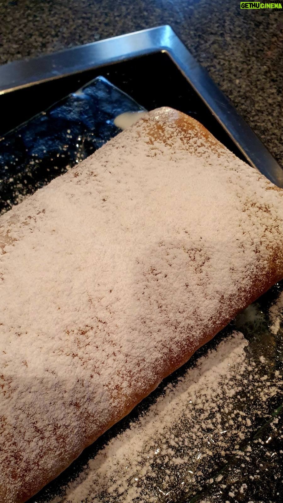 Monika Absolonová Instagram - Beze roláda II. Díl 250 g bílku - cca z 8 vajec 200 g krupicového cukru 80 g pšeničné hladke mouky 50 g vlašských ořechů moučkový cukr na poprášení 500 ml smetany ke šlehání #spoluprace #todobrezacinaunas #pecemesbillou #tetaMonavari @billa_cz