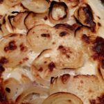 Monika Absolonová Instagram - Vepřové kotlety s gratinovaným bramborem 4 libové vepřové kotlety 2 velké cibule 8 velkých brambor 3 šlehačky máslo pepř sůl #spoluprace #todobrezacinaunas #billa #tetaMonavarisBillou @bara__basikova @billa_cz