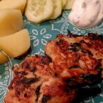 Monika Absolonová Instagram - Mleté krůtí biftečky se špenátem 3 ks celozrnného toustového chleba 100 g baby špenatu 60 ml plnotučného mléka 600 g mletého krůtího masa 1 žloutek 2 ks jarní cibulky (šalotky) 2 stroužky česneku 1 lžička tymiánu 0.5 lžičky rozmarýnu 2 lžíce parmezánu Sůl Pepř Zakysaná smetana, čerstvé bylinky a česnek na dip #spoluprace #mistrovstvislevovani #akce #vyhodnenakupy #billa @billa_cz